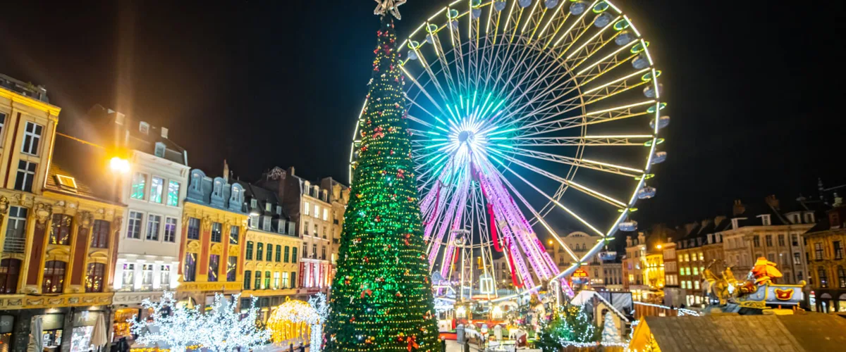 Sapin illuminé et grande roue du Marché de Noël de Lille, Place Rihour — VTC disponible pour vos sorties de fin d'année
