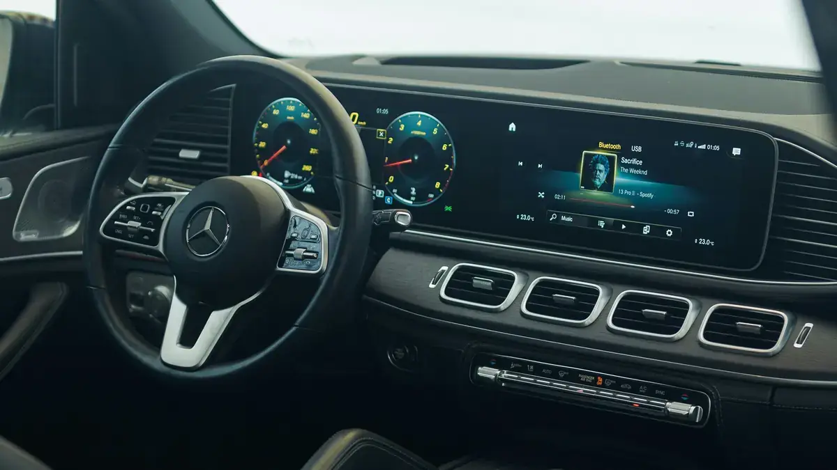 Véhicule Mercedes classe E noir premium pour transport VTC haut de gamme Lille